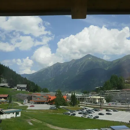 Lägenhetshotell Am Huegel 3*